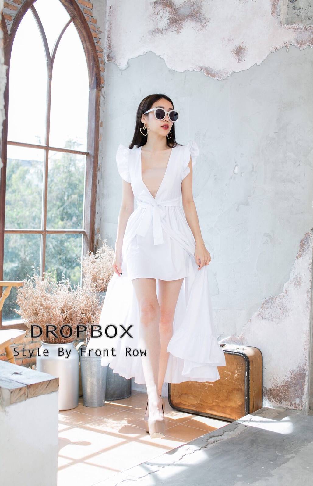 เดรสคอวีลึก แขนกุดระบาย