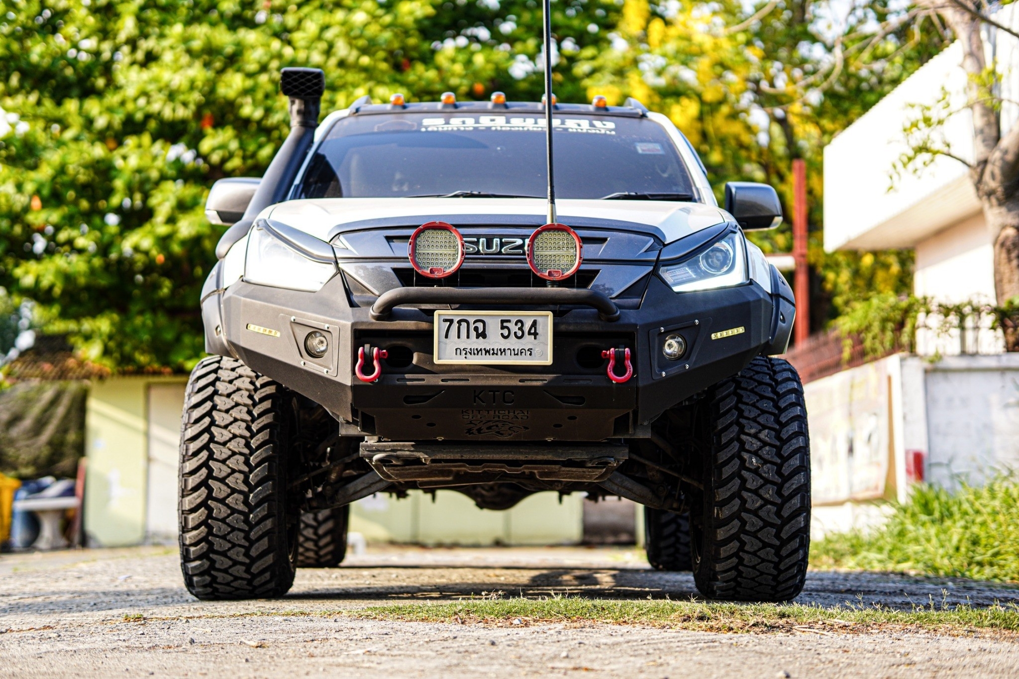 ติดตั้งเสร็จเเล้ว ชุดแต่ง ISUZU D-MAX V-CROSS ราคาถูกที่ STEP9