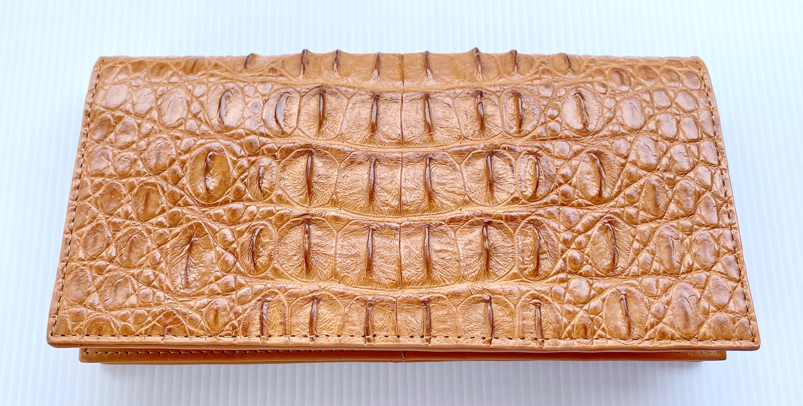 กระเป๋าสตางค์หนังจระเข้แท้ 2พับยาว ส่วนกระดูก สีน้ำตาลแทน