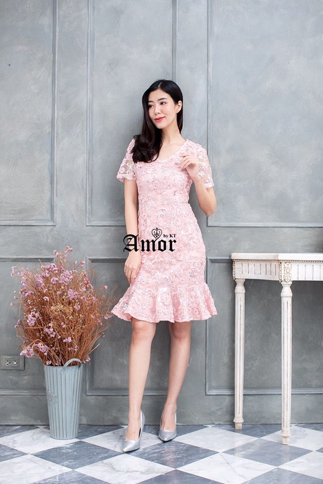 เดรส Korea Designed เนื้อผ้าลายใหม่ล่าสุด เป็นผ้าปักเลื่อมและริบบิ้นลายดอกสวยหรูมากๆค่ะ เนื้อผ้าเกรด” Premium Quality “ มีความไฮโซ ดูแพง ชุดมีระบายตรงชายกระโปรงดูเก๋ไก๋มากค่ะ ชุดมีซับในนะค่ะ 🎀งานคุณภาพ