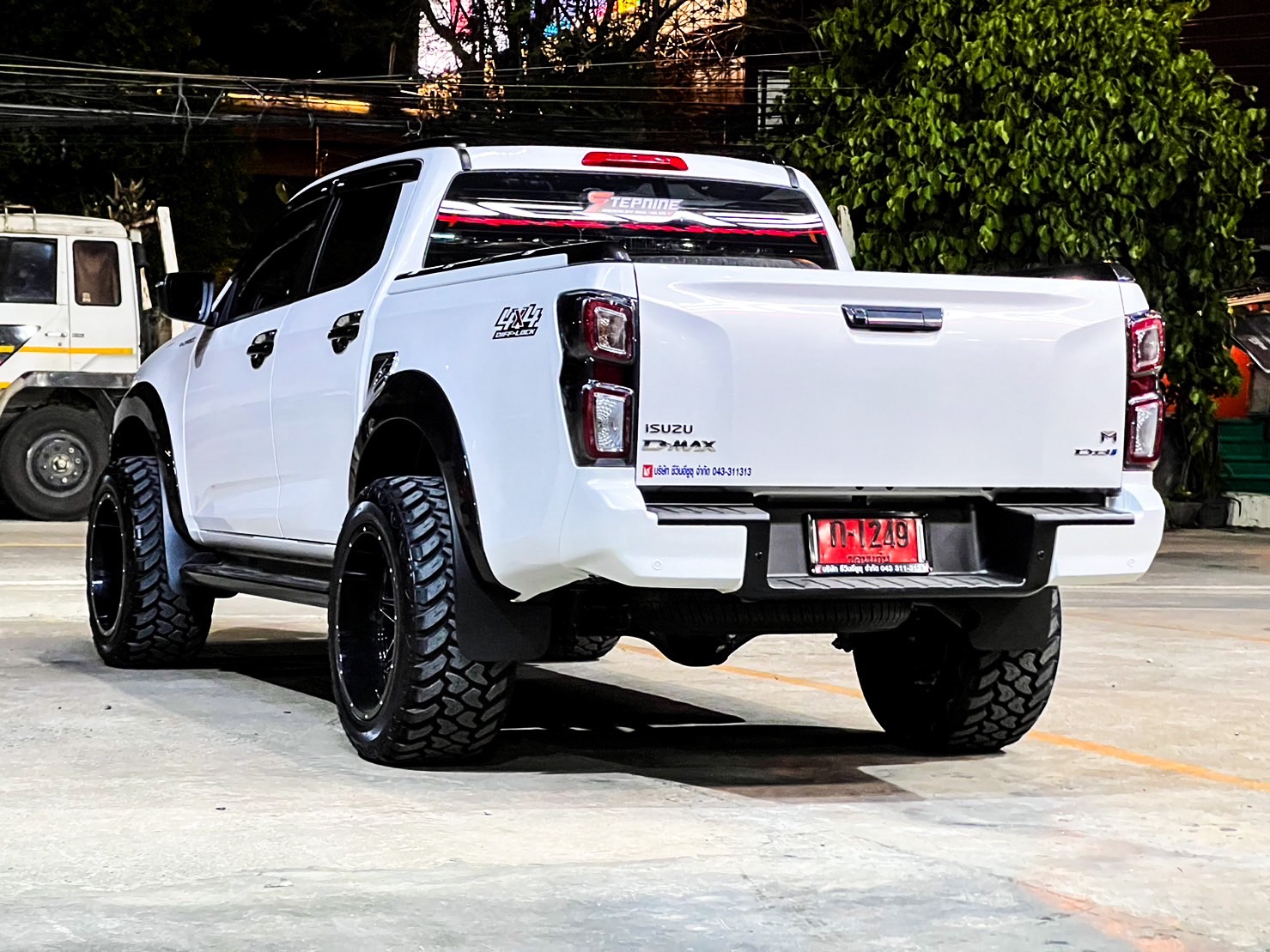 D-MAX ทรงเมกา จองคิวมาจากระยอง