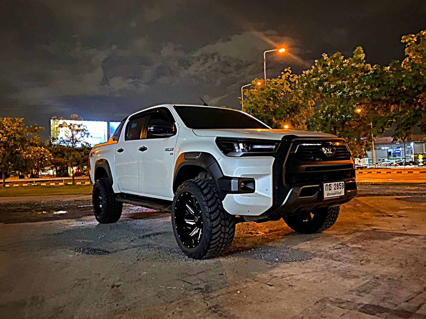 TOYOTA REVO ทรงเมกา