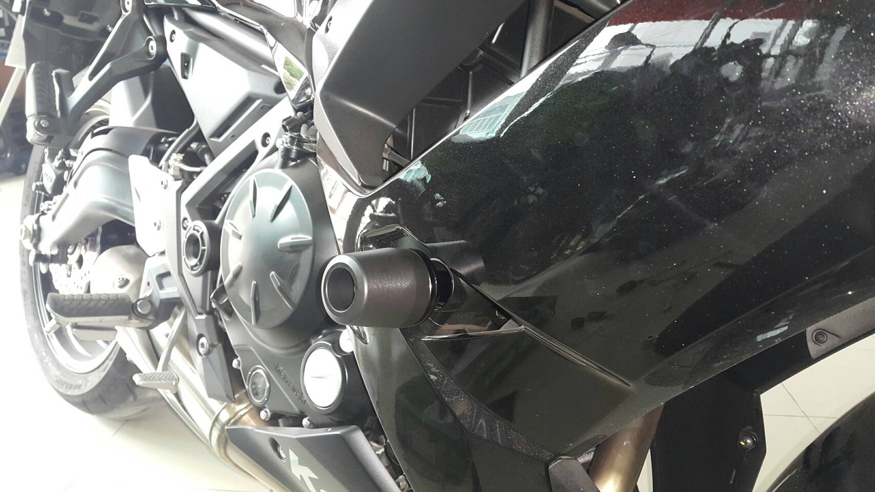 กันล้มข้าง Kawasaki Ninja650 Z650 2017 แบร์นMothracing กันล้มผลิตจากอลูมิเนียมนำเข้า เกรด6061T651 และPOM ติดตั้งง่าย(65) สีดำ