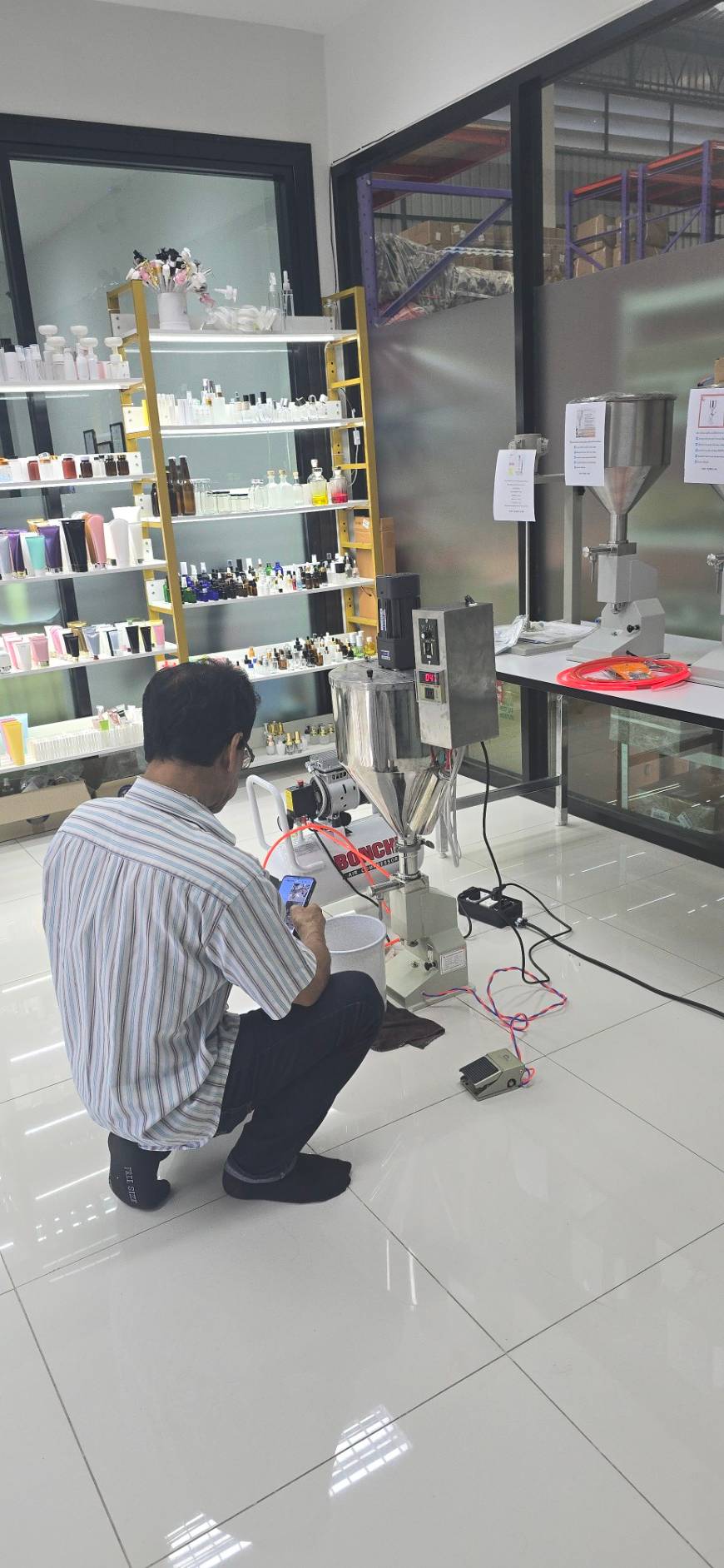 เครื่องบรรจุครีม พร้อมปั่น+ทำความร้อน รุ่น JR-A02 (ต้องใช้คู่กับเครื่องปั้มลม)