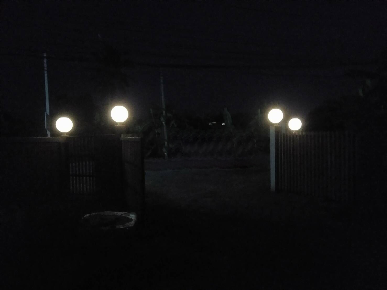 โคมไฟหัวเสา โซล่าเซลล์ ทรงกลม 40 cm. (เเสง ขาว , เหลืองวอมไวท์)