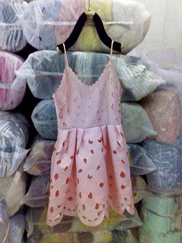 เดรสสายเดี่ยวคอVปักฉลุลายดอก