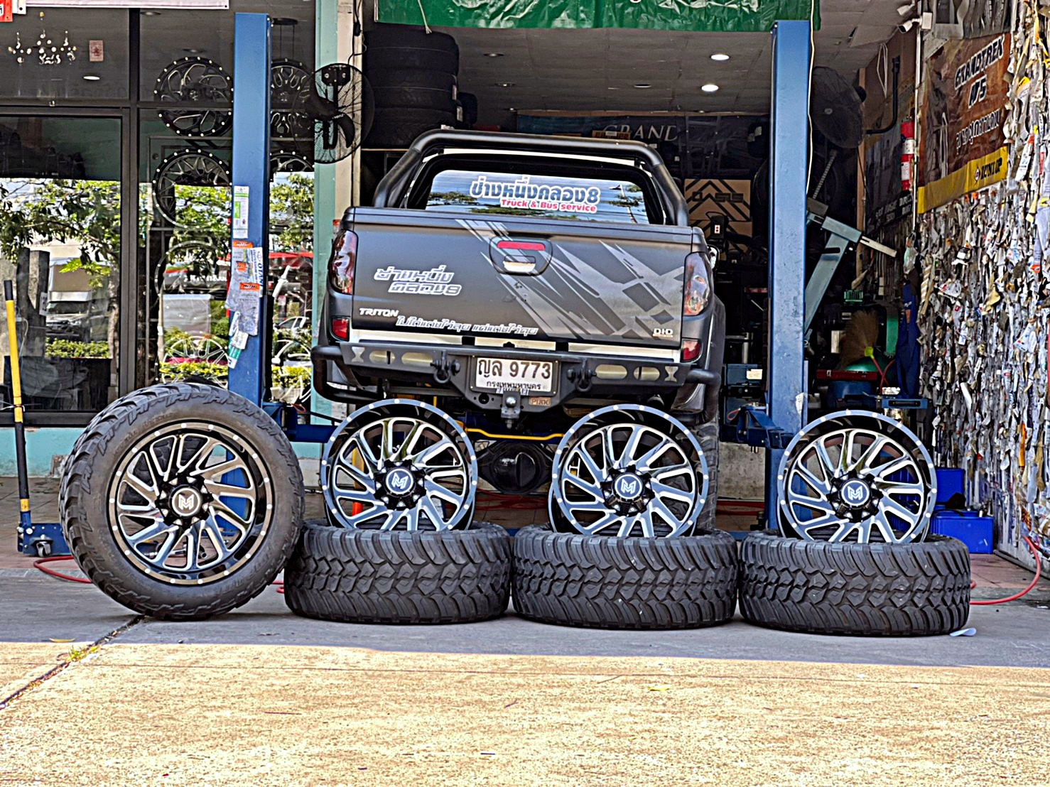 TRITON ทรงเมกา ที่ STEP9