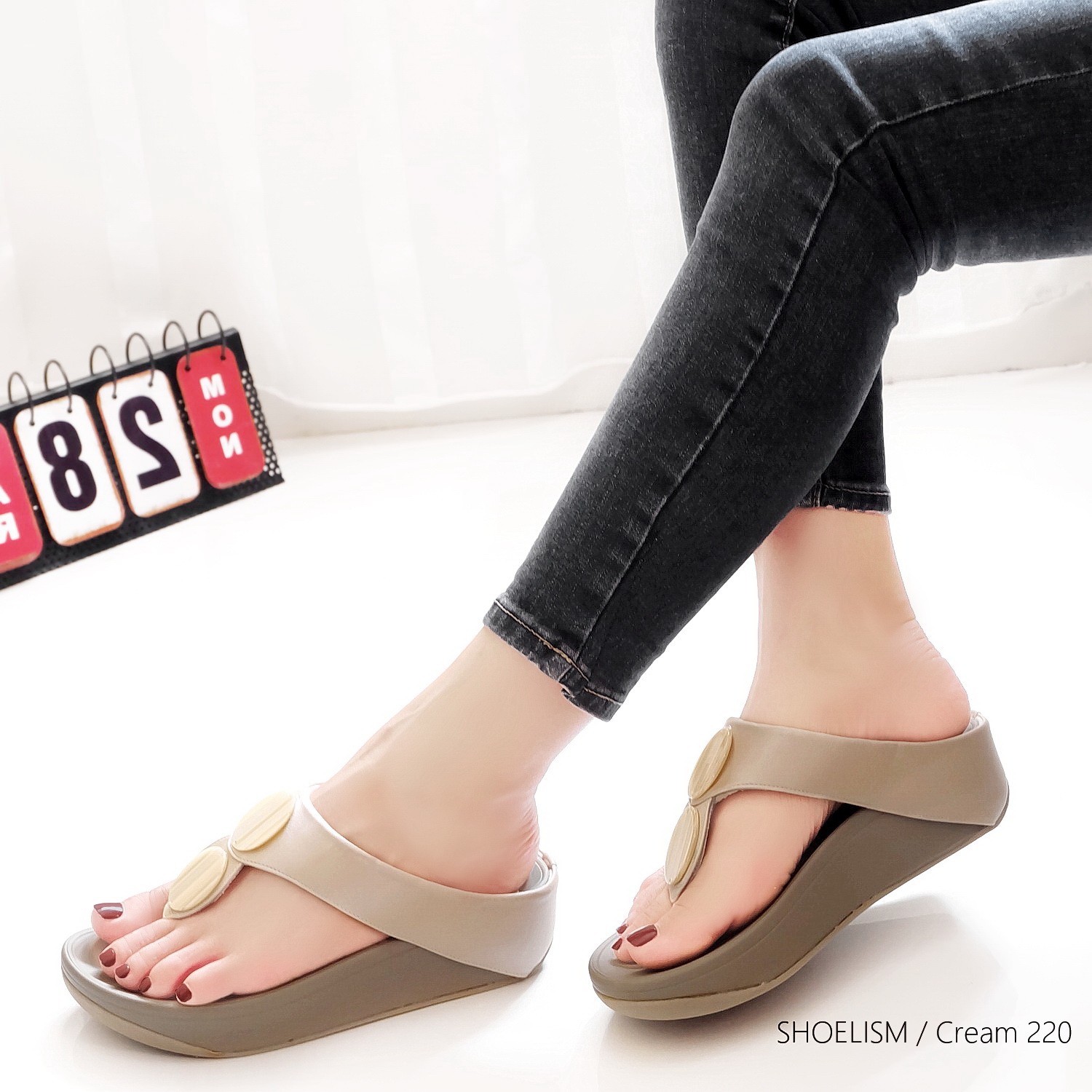 รองเท้าหูคีบแต่งหินอ่อน