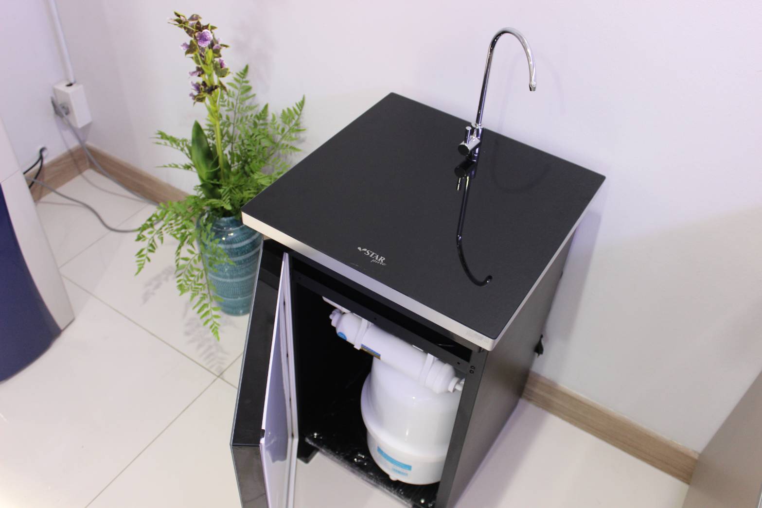 เครื่องกรองน้ำดื่ม5ขั้นตอนระบบ RO รุ่นกำลังผลิต600ลิตรต่อวันรุ่นมีขาตั้ง พร้อมติดตั้ง