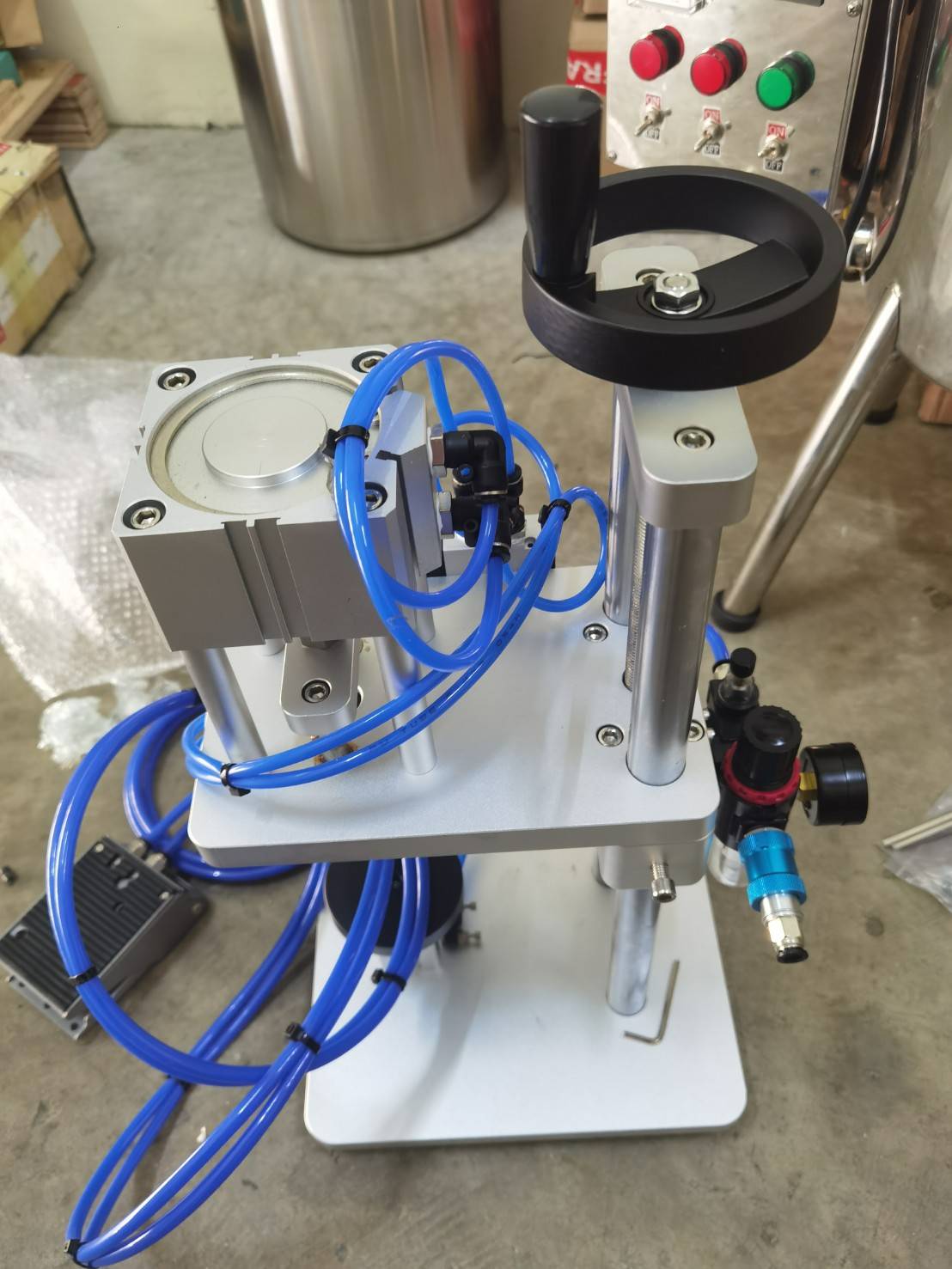 🌈15920 เครื่องหนีบปิดขอบฝาขวดน้ำหอม กึ่งอัตโนมัติ สะดวกไม่ต้องออกแรง รุ่น CYT-01