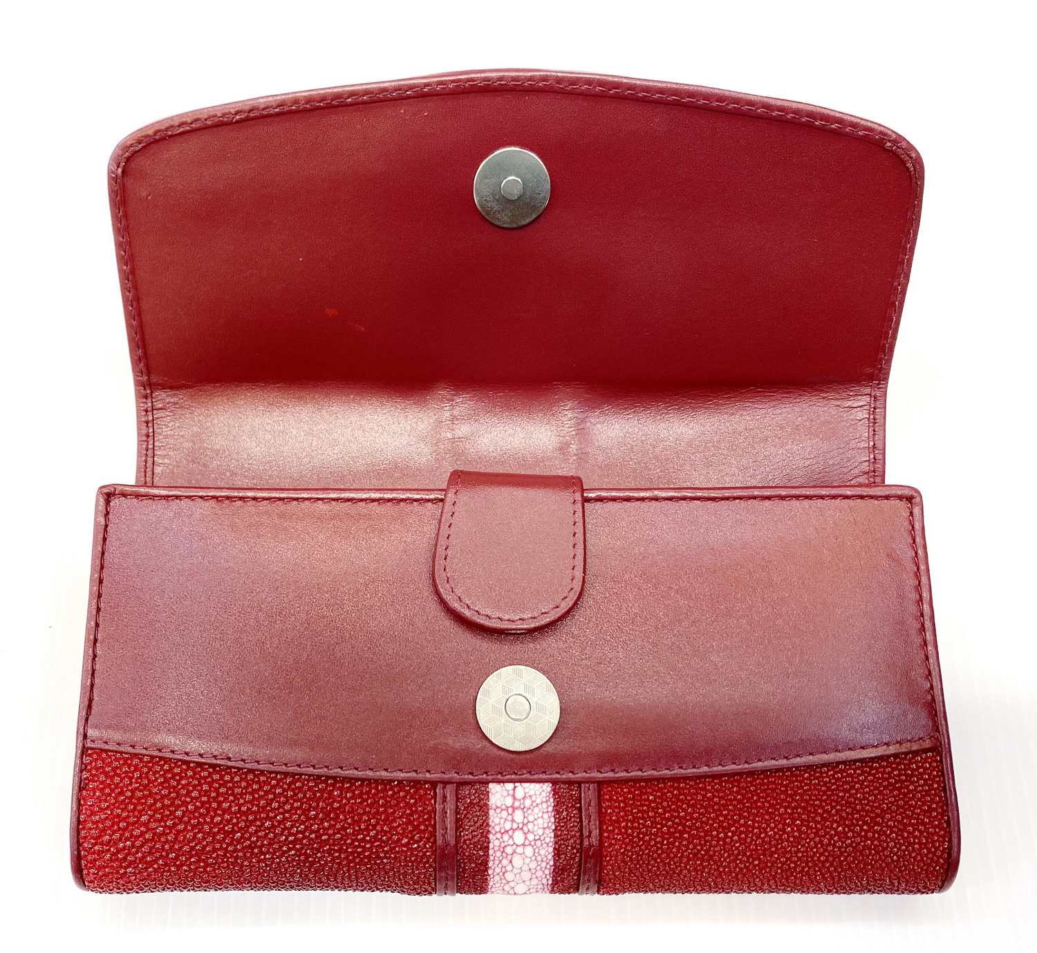 กระเป๋าสตางค์หนังปลากระเบนแท้ 3พับยาว ปลากระเบนหนาม สีแดงเลือดหมู