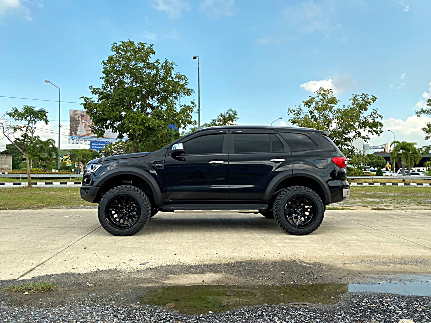 FORD EVEREST ทรงเมกา ล้อ HOSTILE H120 โคตรหล่อ