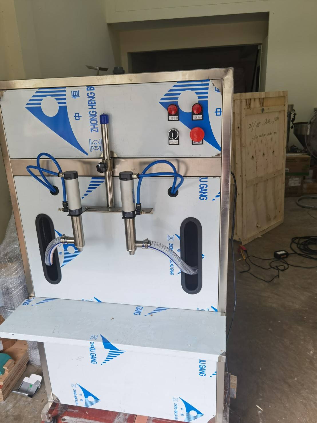 15424 เครื่องบรรจุของเหลวกึ่งอัตโนมัติ ขนาด 100-5000ml สองหัว รุ่น GYJ-2