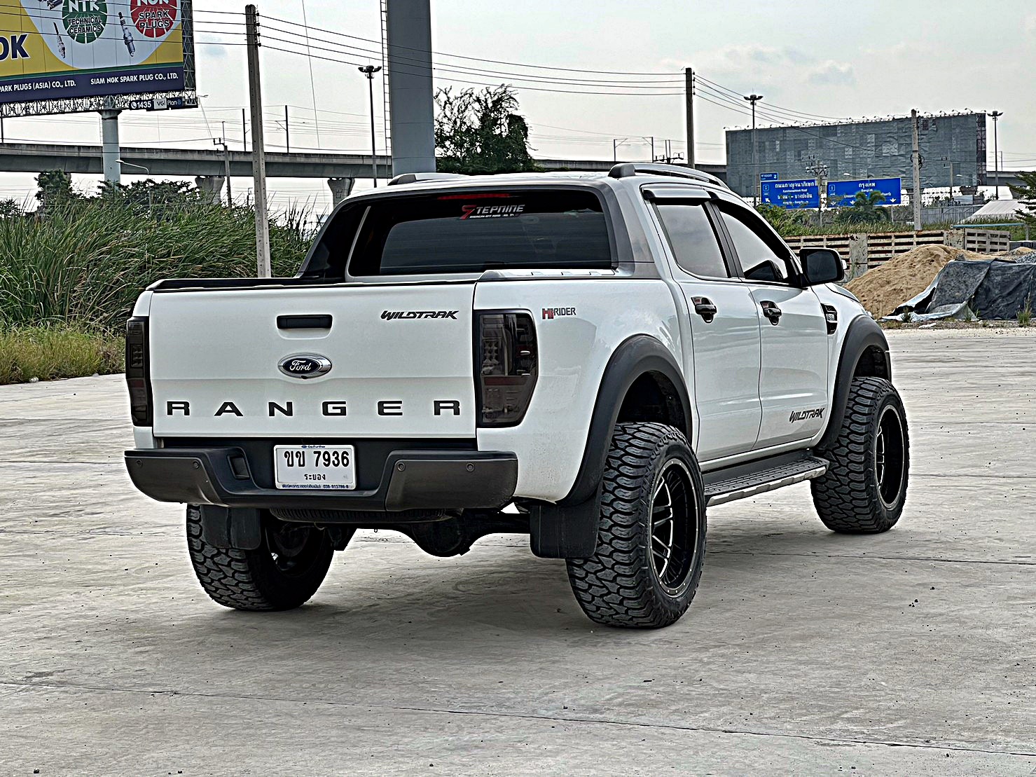 FORD_RANGER_จองคิวมาจากระยอง แต่งทรงเมกาที่ STEP9