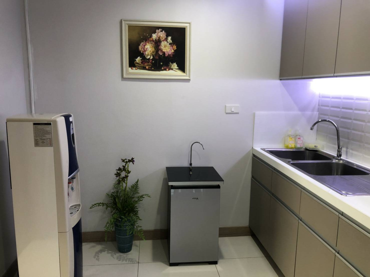 เครื่องกรองน้ำดื่ม5ขั้นตอนระบบ RO รุ่นกำลังผลิต600ลิตรต่อวันรุ่นมีขาตั้ง พร้อมติดตั้ง