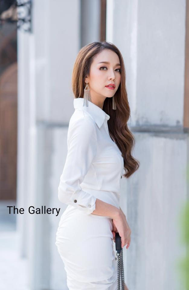 เดรสเชิ้ตแขนยาวจับจีบ สีสุดคลาสสิคอย่างสีขาวและสีดำ จะใส่ทำงาน /เดินเล่นช้อปปิ้ง หรือวันพักผ่อนได้หมด สาวๆที่อยากได้ลุคสุดชิลล์แต่ไม่ทิ้งลายสาวแฟชั่น ขอบอกเลยชุดนี้ห้ามพลาด