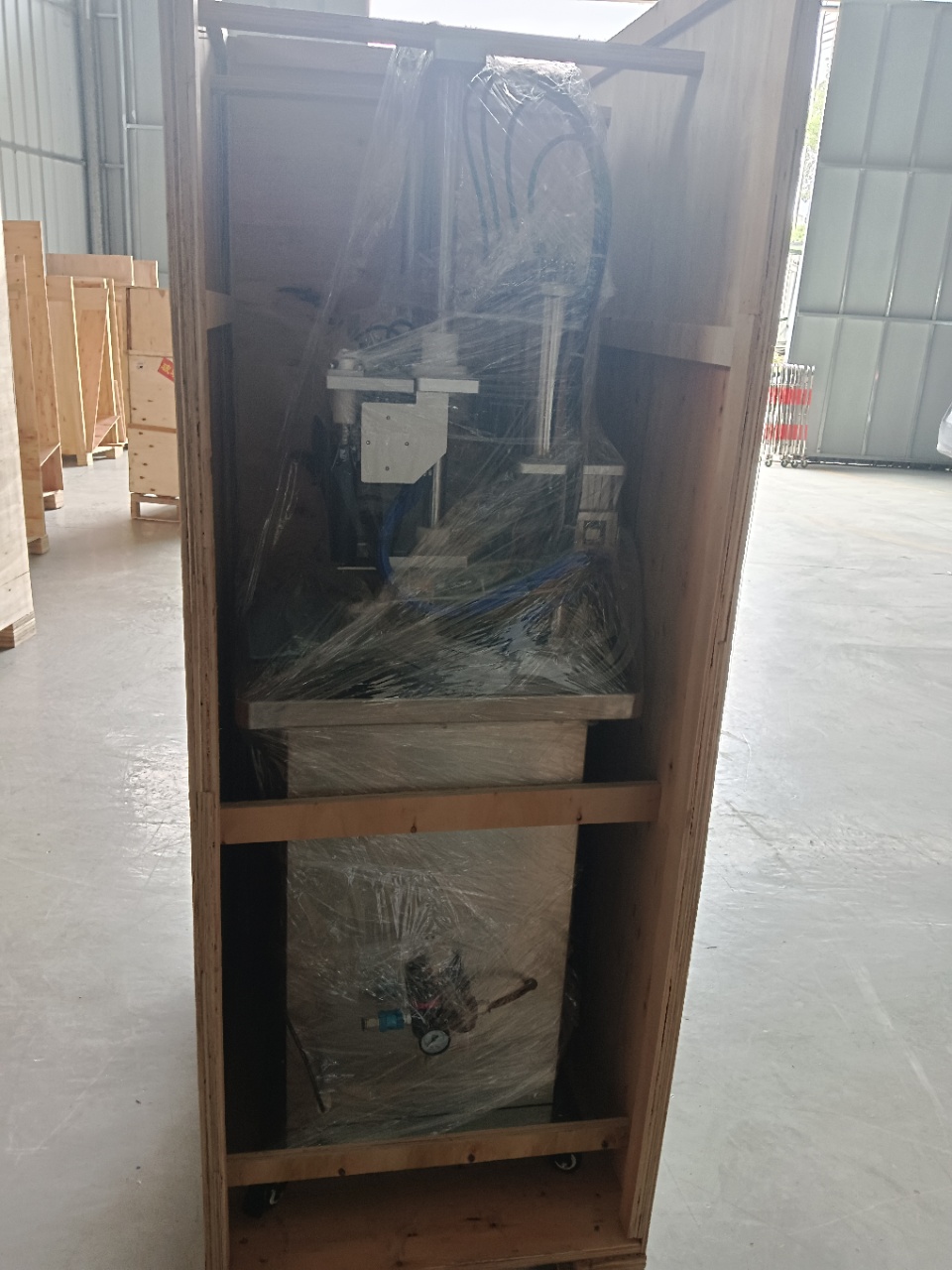 22359 เครื่องบรรจุน้ำหอมกึ่งอัตโนมัติ 4 หัวจ่าย