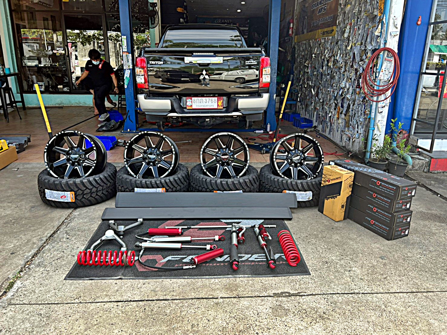 TRITON ทรงเมกา ที่ STEP9