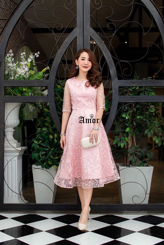 เดรสผ้าปักลายใหม่เนื้อผ้าเกรดดี Pattern/Cutting เป๊ะสวยมากค่ะ ใส่ออกงานดูไฮดูแพง 👗ชุดใช้ซับในเนื้อหนาทำให้ชุดเป็นทรงสวย อกมีเสริมฟองน้ำ ซิปด้านหลัง ชายกระโปรงใส่ขอบพลาสติกทำให้ชุดเป็นทรงสวยมากค่ะ ⚜️งานป้าย🏷แบรนด์ Amor ❤️ ชุดน
