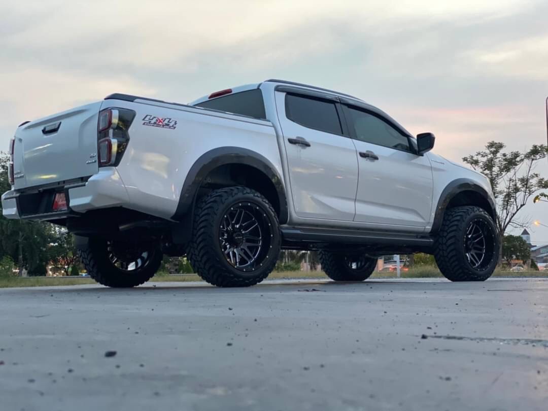 D-MAX มาไกลจากอุบลราชธานี จัดทรงเมกาที่ STEP9