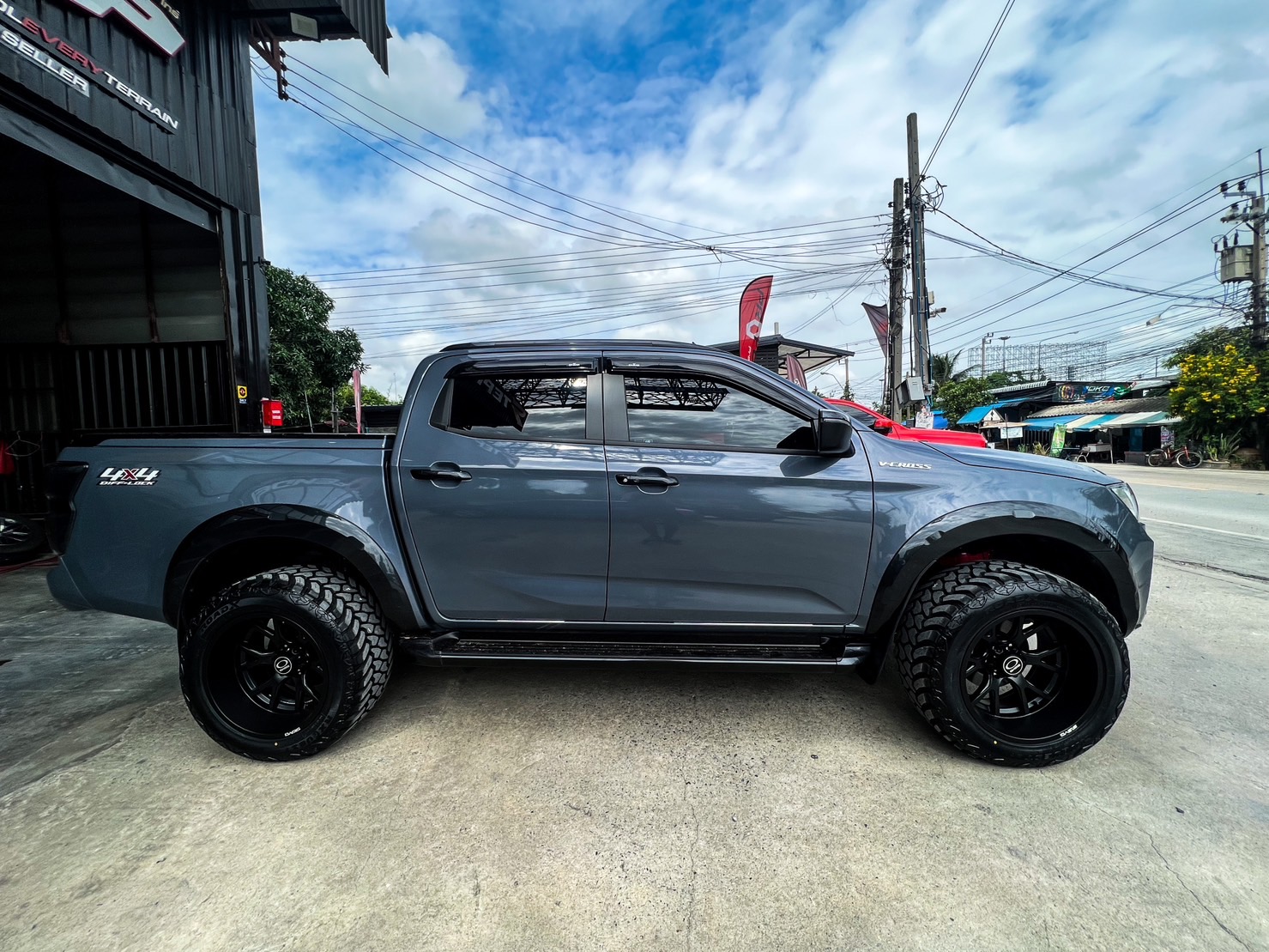 D-MAX แต่งรถทรงเมกาที่ STEP9