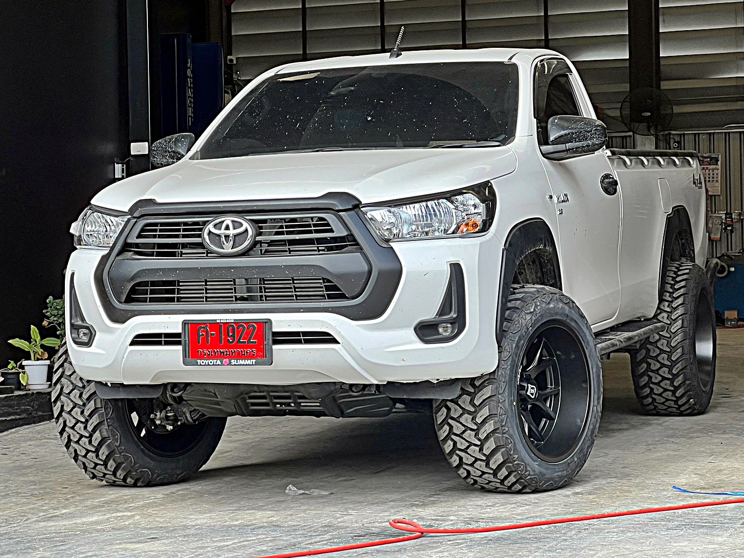 TOYOTA REVO แต่งทรงเมกาที่ STEP9