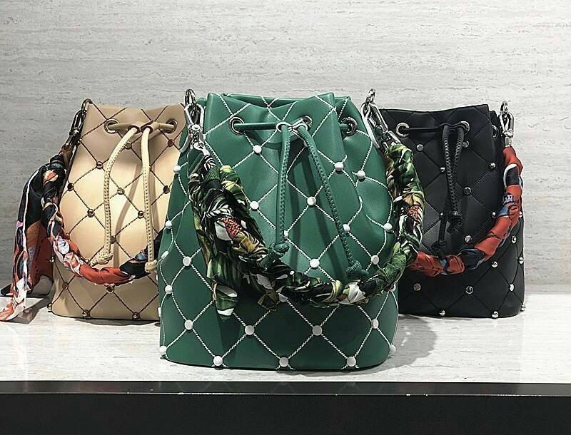 กระเป๋าสะพาย แต่งหมุด ประดับ Scarf