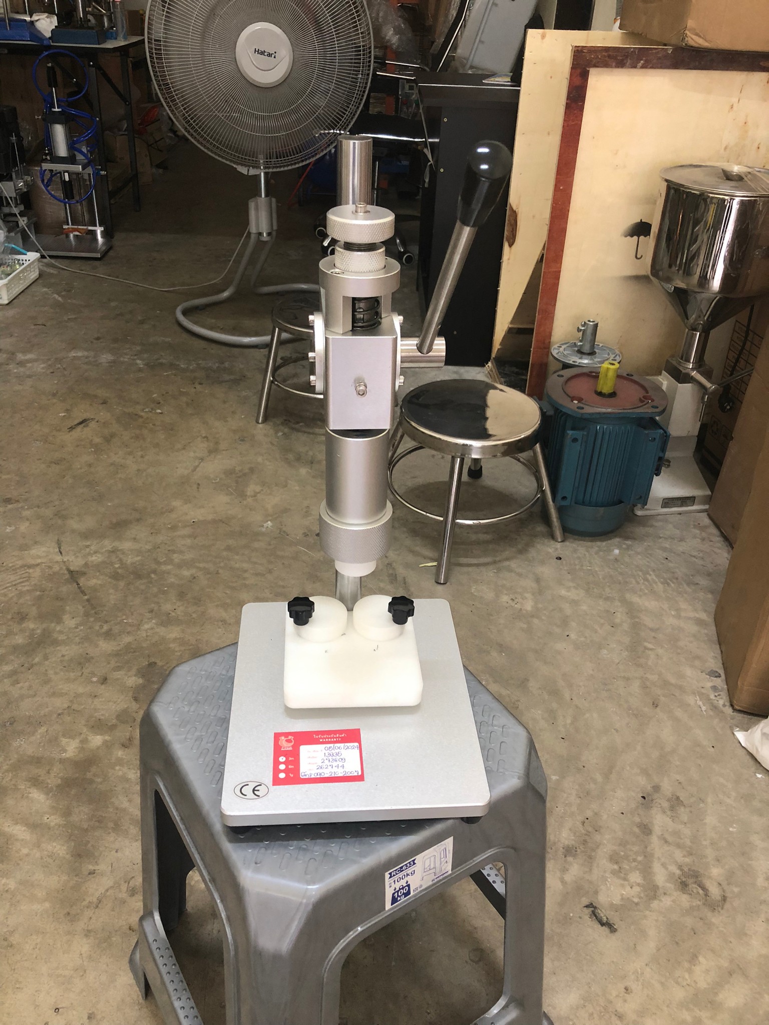 13935 เครื่องปิดขวดน้ำหอมสเปรย์ เครื่องปิดฝา แบบ มือโยก หนีบคอขวดน้ำหอม หนีบขวดยาฉีด