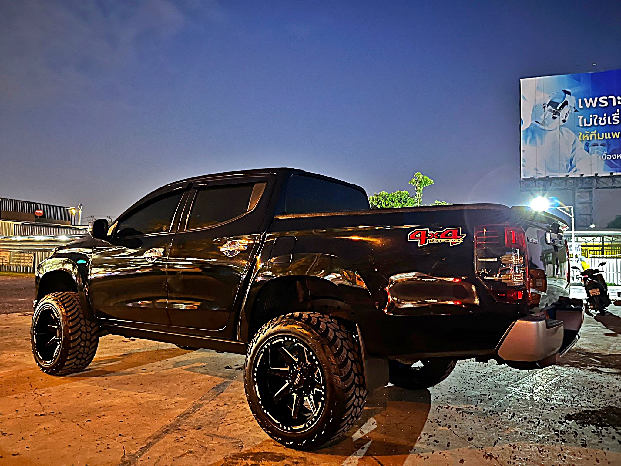 TRITON ทรงเมกา ที่ STEP9