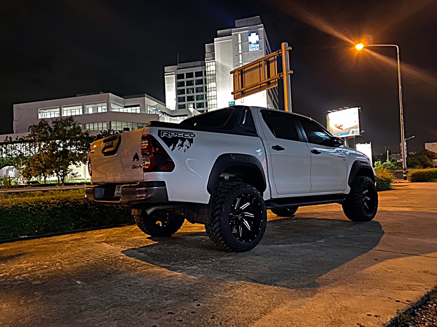 TOYOTA REVO ทรงเมกา