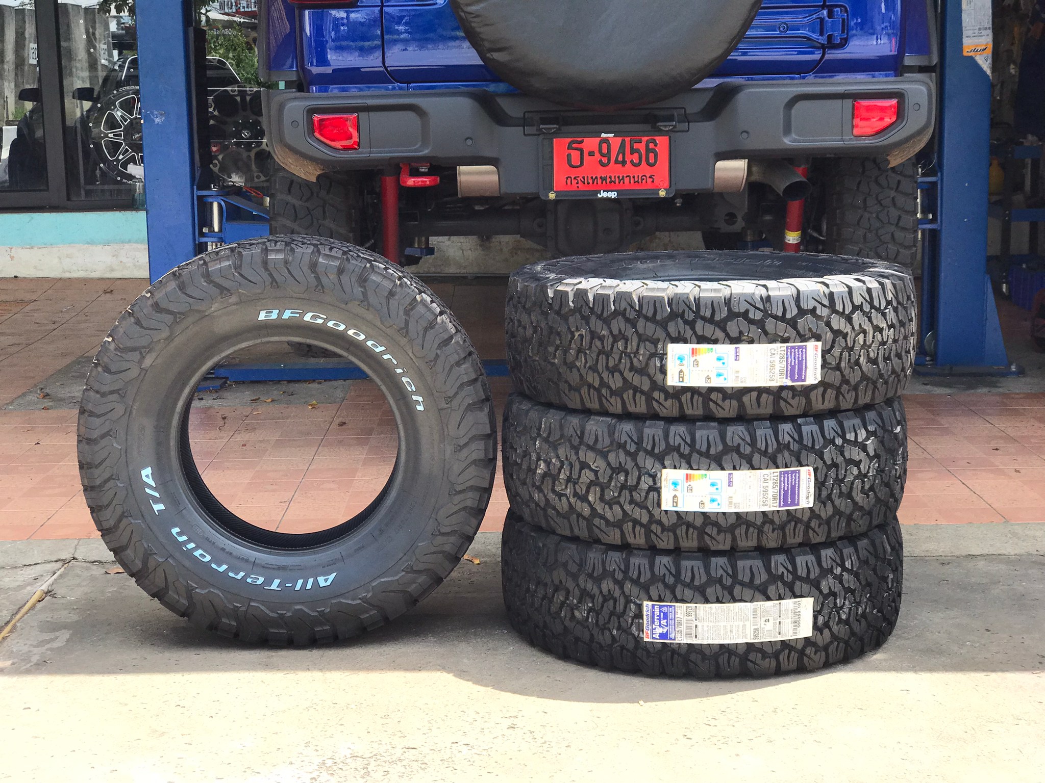 BF GOODRICH KO2 285/70-17 ราคาถูก ที่ STEP9 ใส่ JEEP