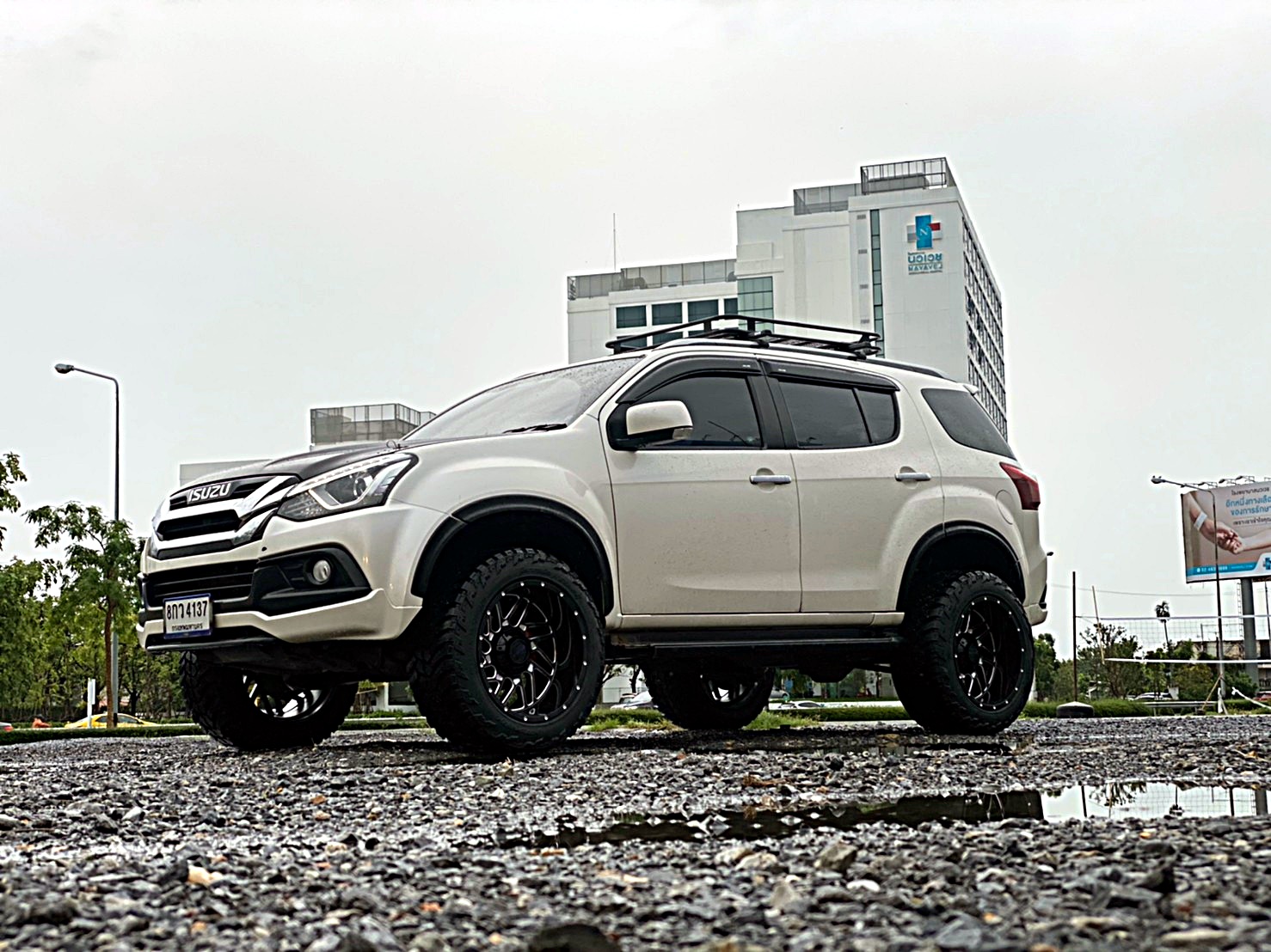 MU-X ทรงเมกา หล่อที่ STEP9