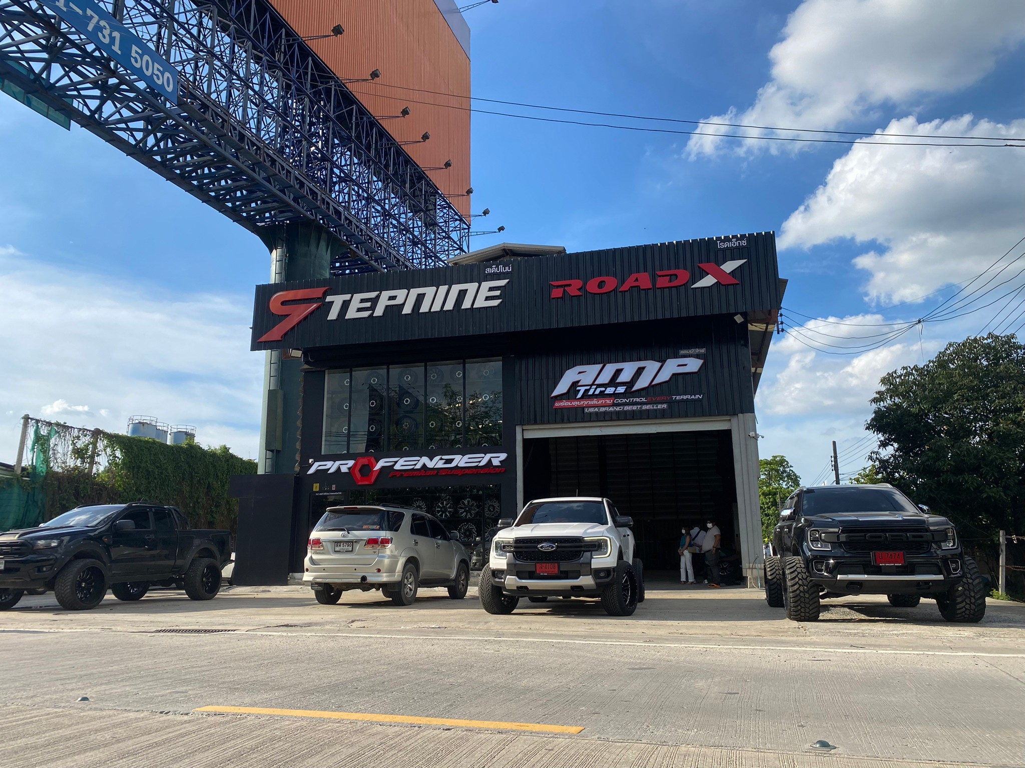 ชุดเเต่งสุดเเจ่มของ FORD NEXT GEN (MT231 20x12 -44 YOKOHAMA PARADA 285/50-20)