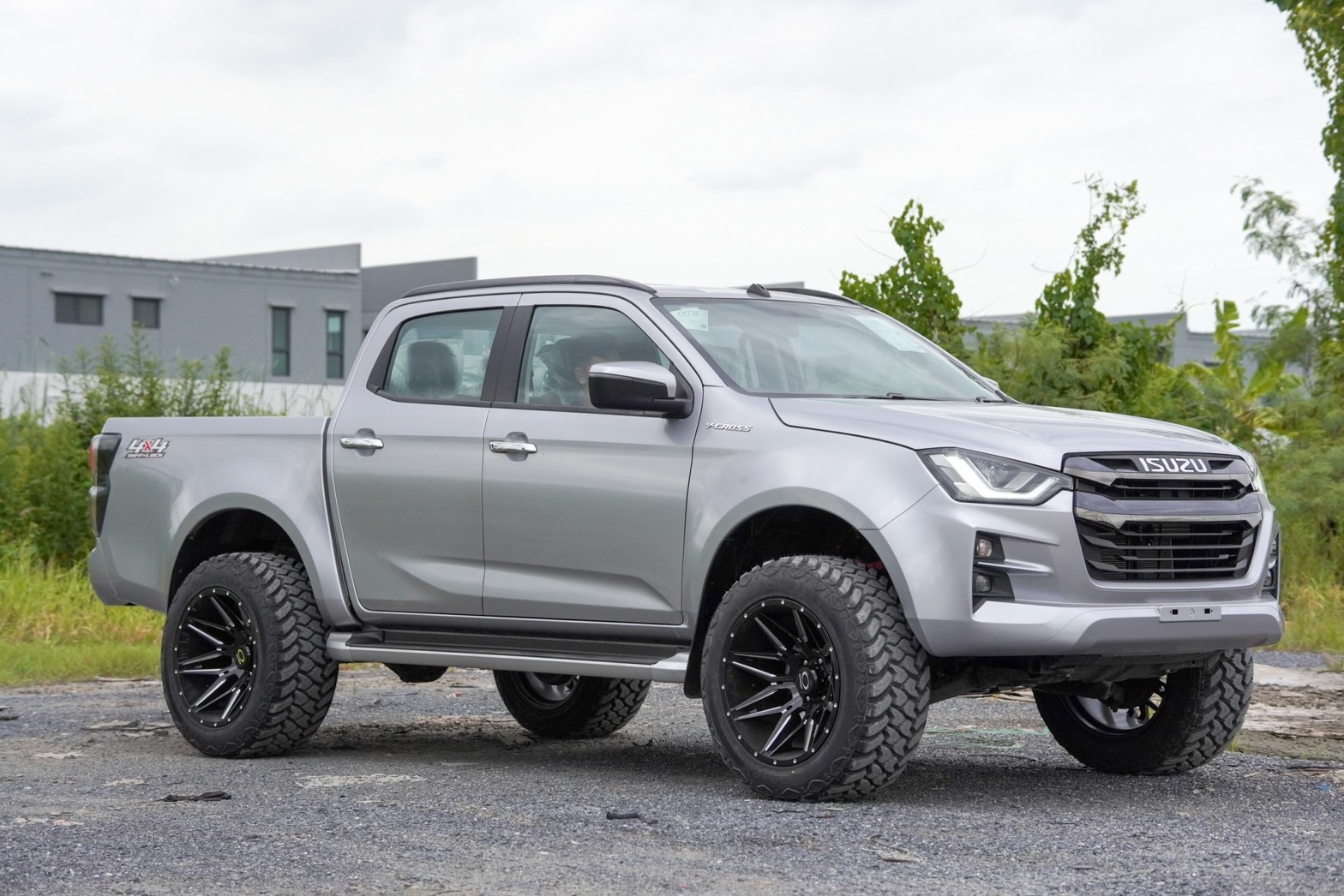 D-MAX ทรงเมกา จัดเต็ม