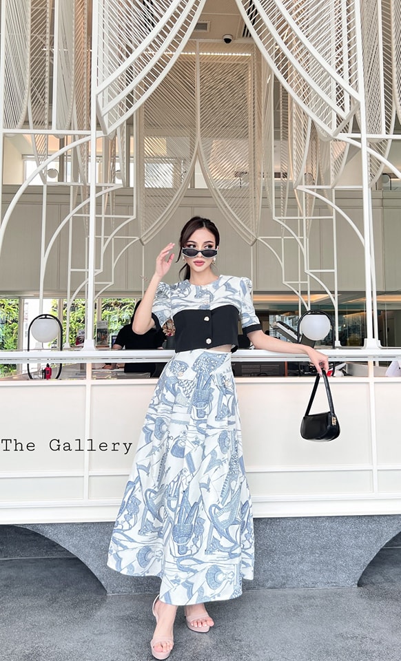 ซ็ตเสื้อและกระโปรงพิมส์ลายเข้าชุด หรูหรามาก เนื้อผ้าหนาพรีเมี่ยมอย่างดี มาพร้อมซับในทั้งเสื้อและกระโปรงค่ะ จะออกงานหรือใส่ทำงานก็เริ่ดสุดดด