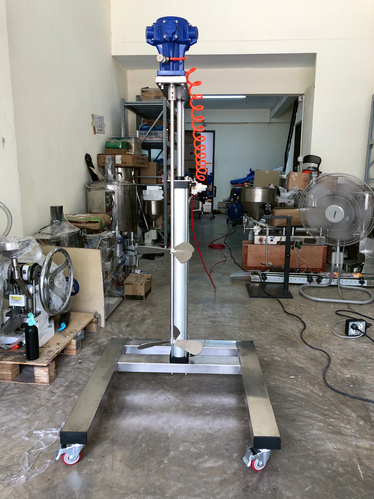 18552 เครื่องผสมกวนแบบใช้ปั้มลม SP-100G-H900 แบบรถเข็น