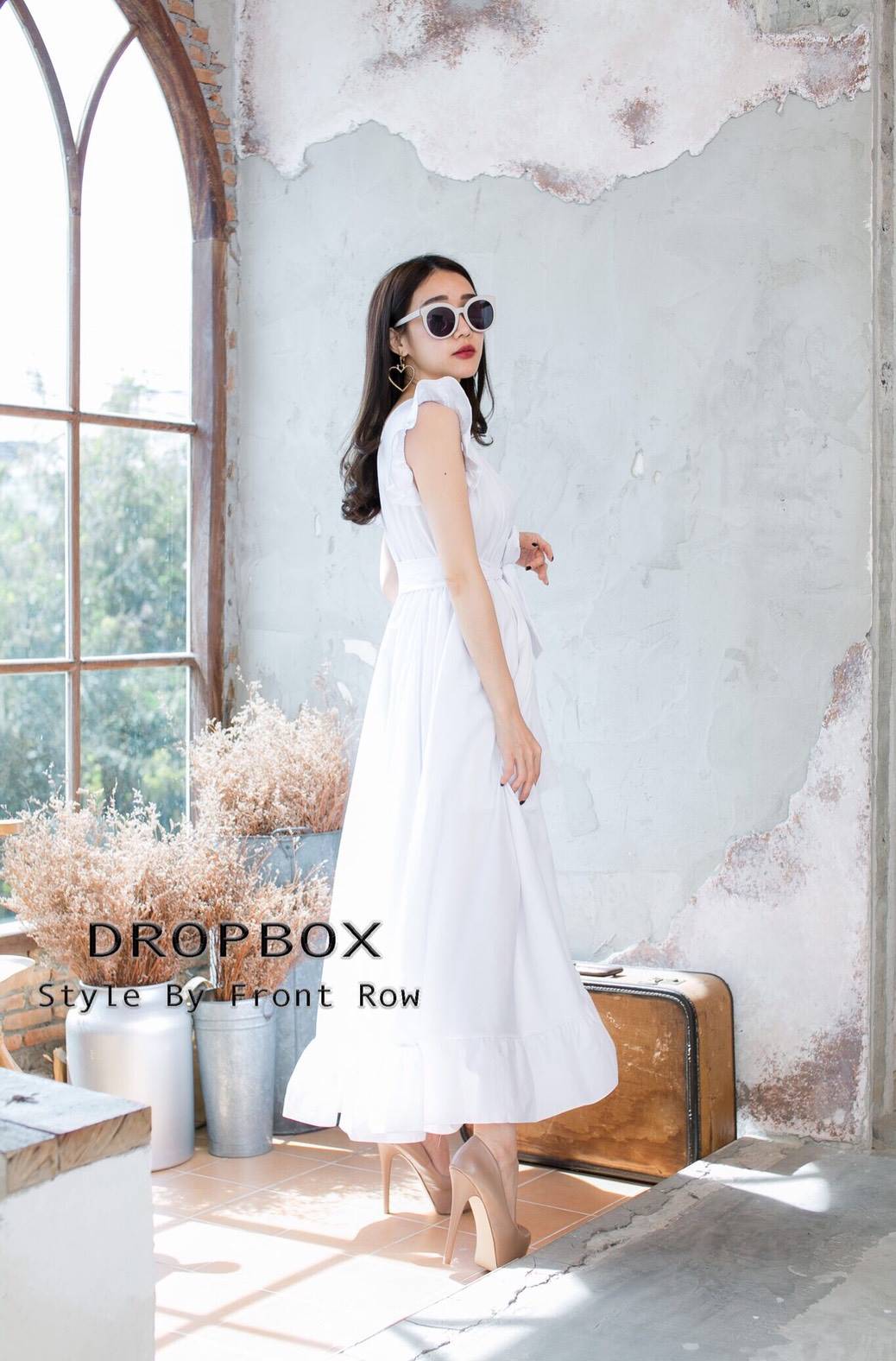 เดรสคอวีลึก แขนกุดระบาย