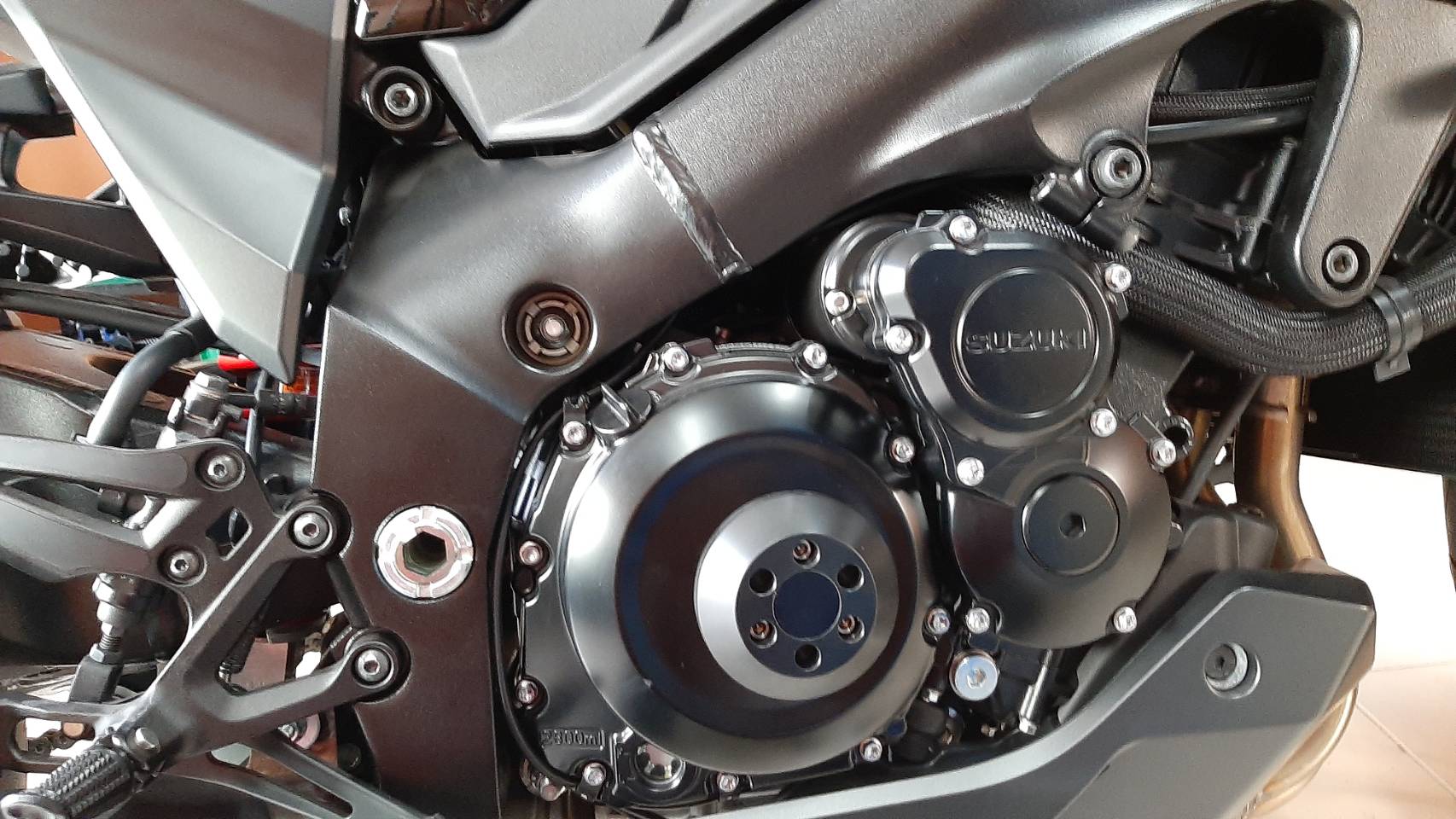 กันแคร้งเครื่อง engine sliders L/R สำหรับ Katana แบร์น Mothracing(65)