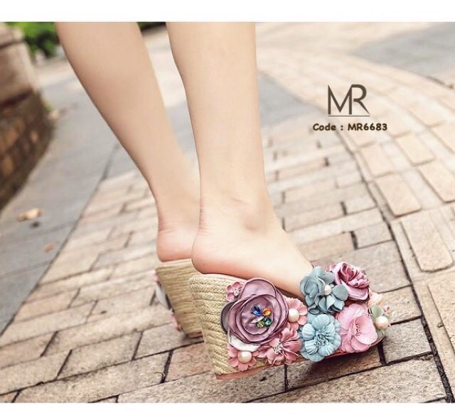 รองเท้าคัดเกรด premium งานเย็บปราณีตเลยค่ะ แต่งด้วยดอกไม้โทนสีพาสเทล