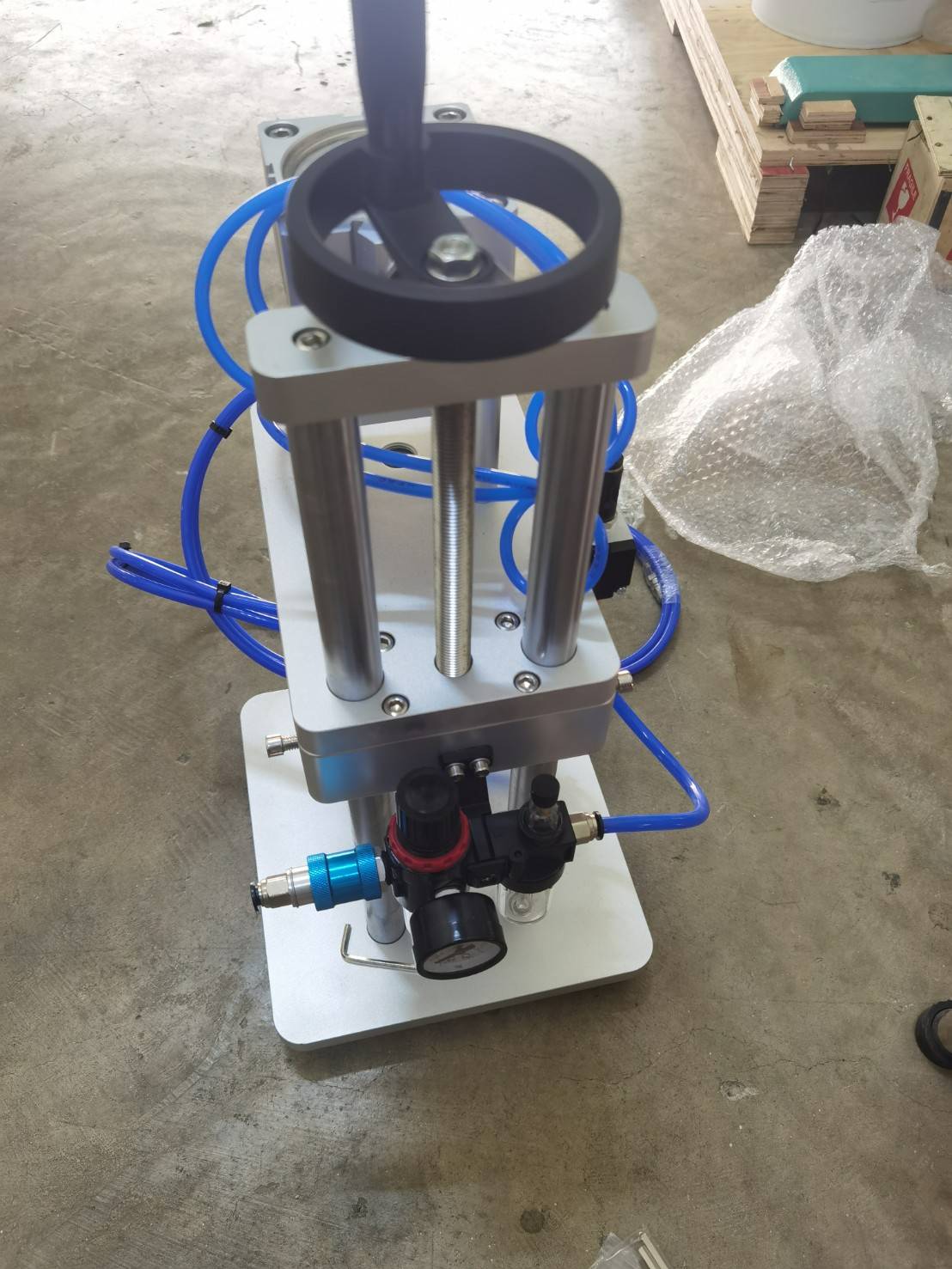 🌈15920 เครื่องหนีบปิดขอบฝาขวดน้ำหอม กึ่งอัตโนมัติ สะดวกไม่ต้องออกแรง รุ่น CYT-01