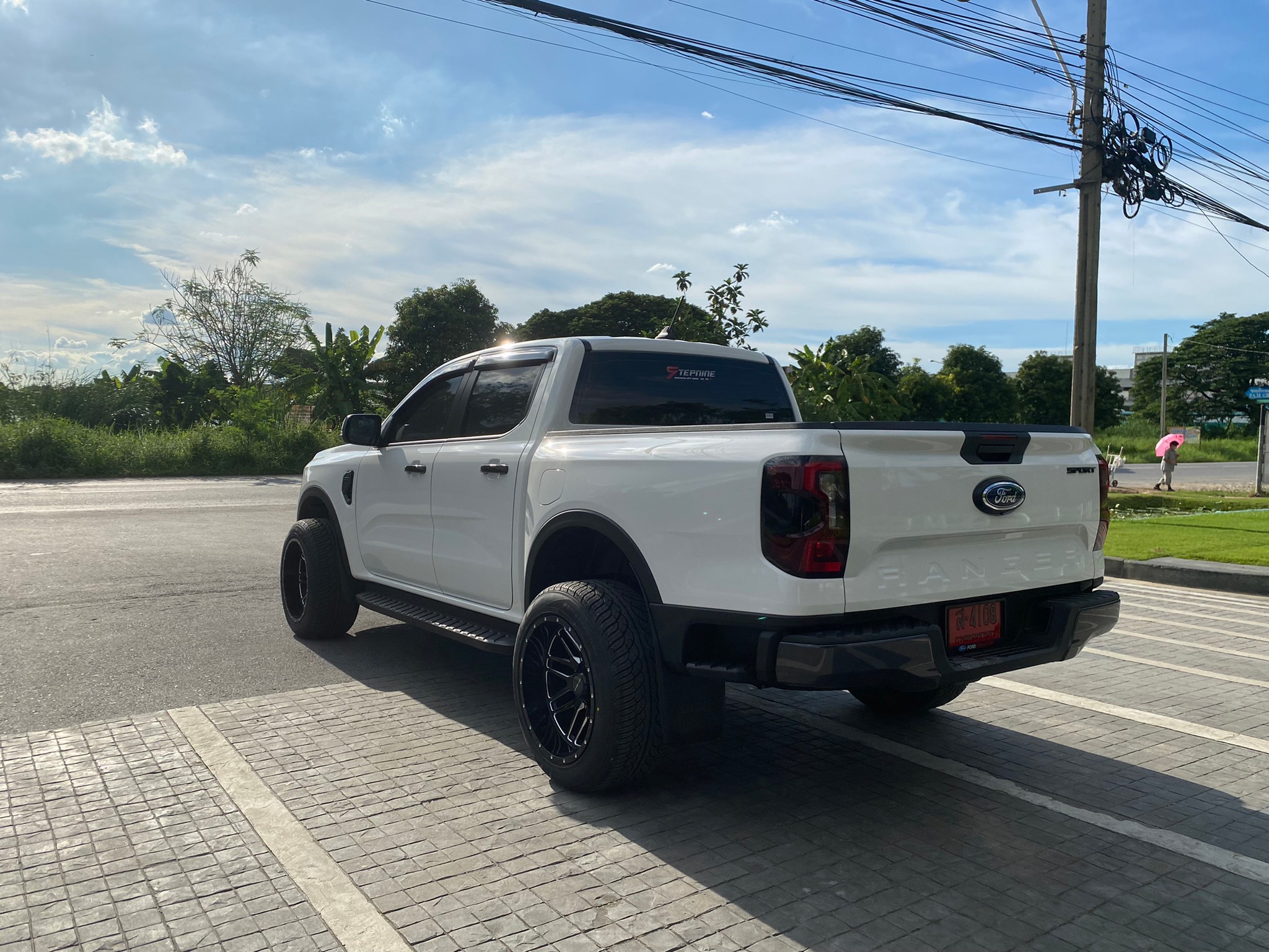 ชุดเเต่งสุดเเจ่มของ FORD NEXT GEN (MT231 20x12 -44 YOKOHAMA PARADA 285/50-20)