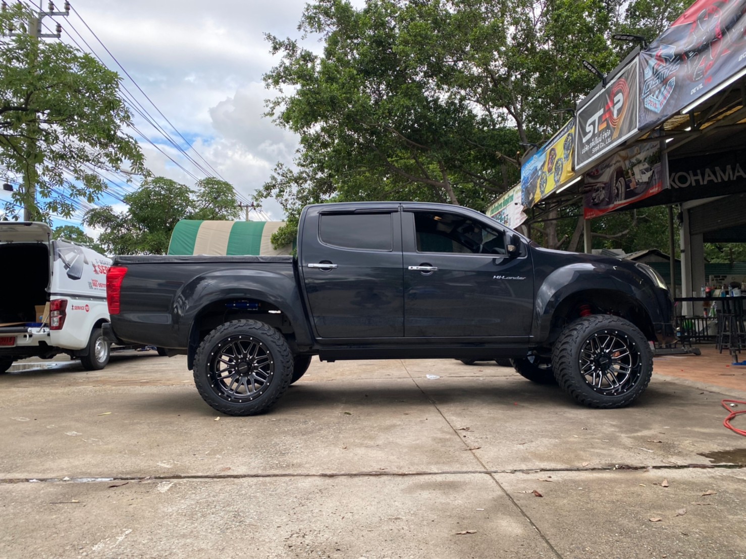 D-MAX จัดทรงเมกา ที่ STEP9 หล่อทุกลำ