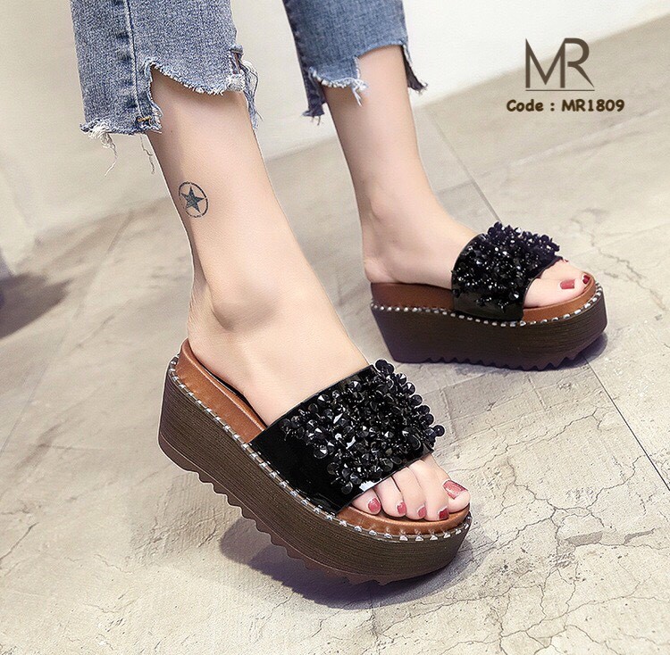 รองเท้าส้นเตารีด ประดับระยิบระยับ