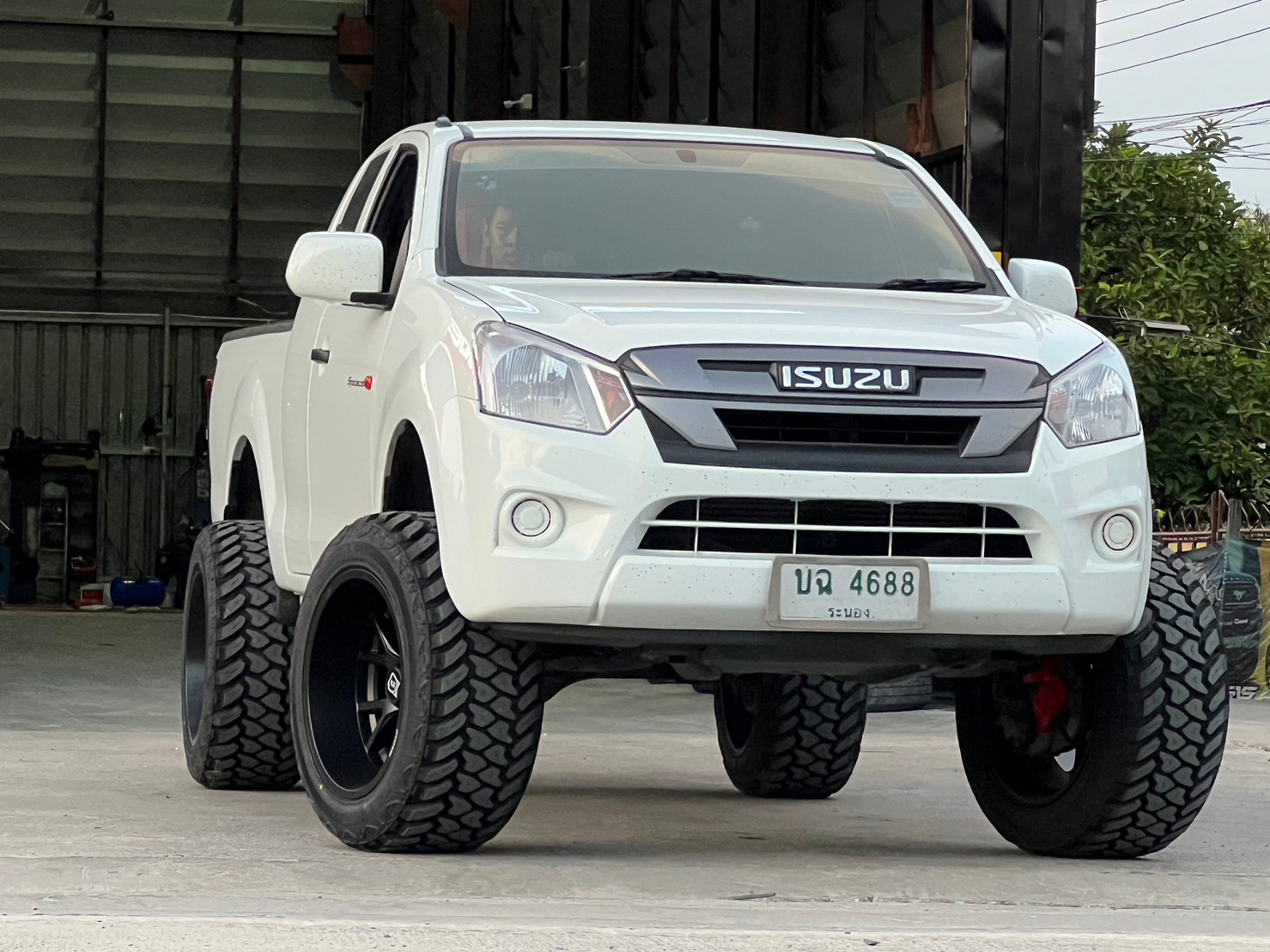 D-MAX ตัวเตี้ย ทำให้เป็นตัวสูง ทรงเมกา