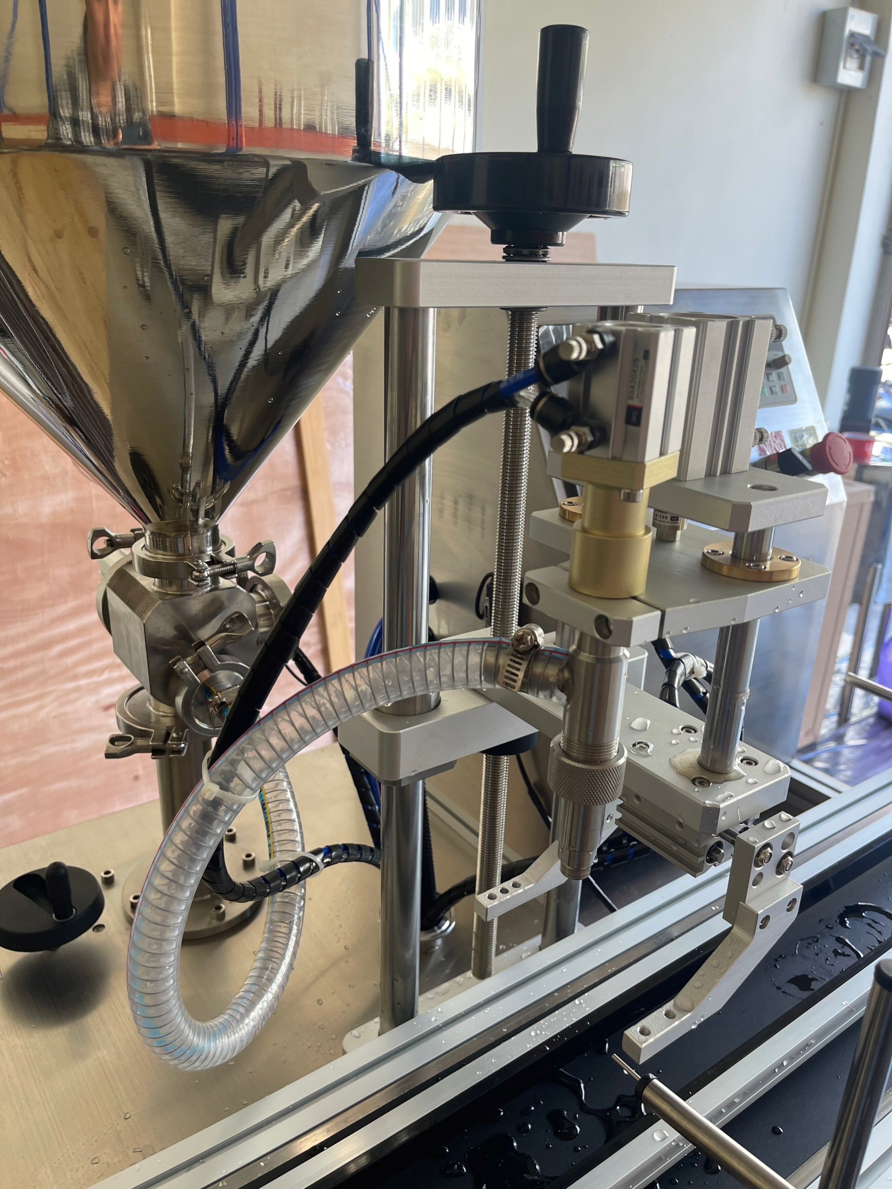 🌈13007 เครื่องบรรจุของเหลว แบบสายพาน ควบคุมด้วยระบบ PLC รุ่น HD40-1 automatic filling machine 5-100ml