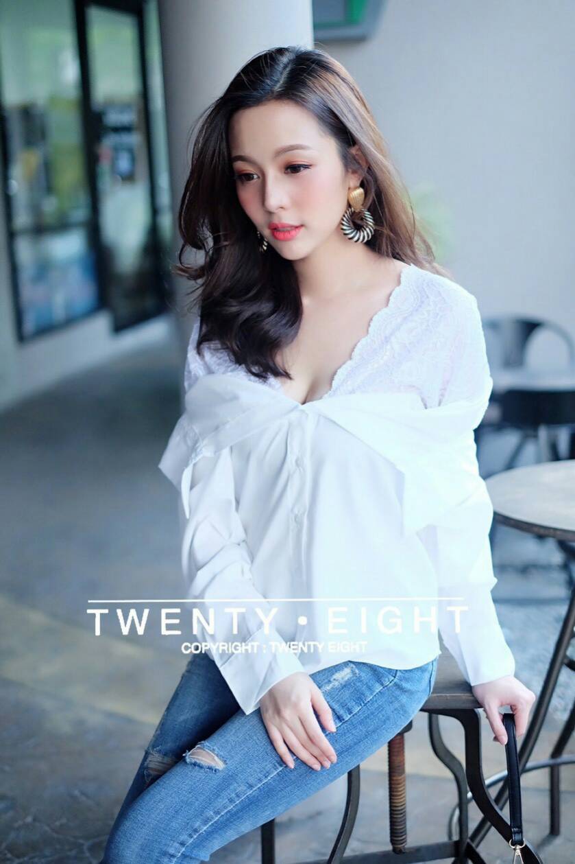 เสื้อแขนยาวแต่งลูกไม้