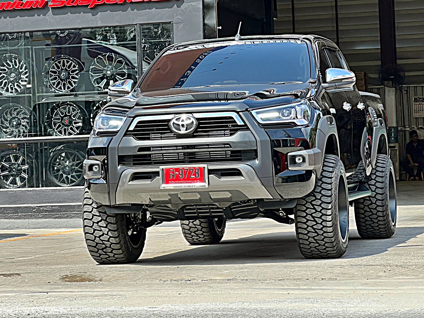 TOYOTA REVO แต่งทรงเมกาที่ STEP9