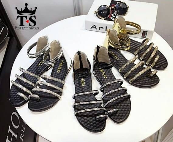 รองเท้าเตะแต่งเพชรเรียงเส้นตรง