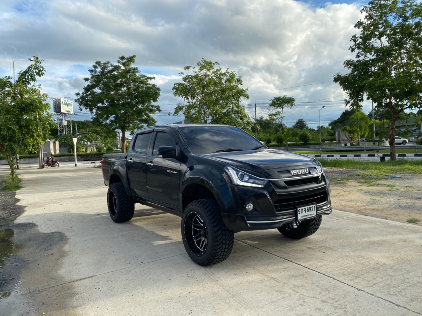 D-MAX จัดทรงเมกา ที่ STEP9 หล่อทุกลำ