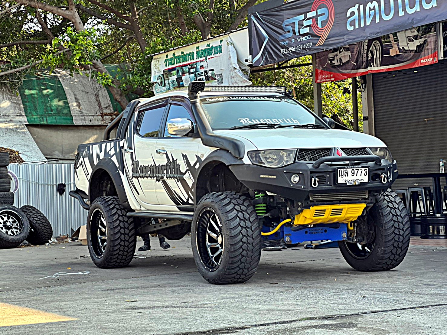 TRITON ทรงเมกา ที่ STEP9